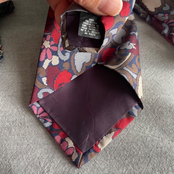 Lot of 2 Vintage Men's Neckties, Liz Claiborne and Burgundy Floral Tie - Picture 3 of 8